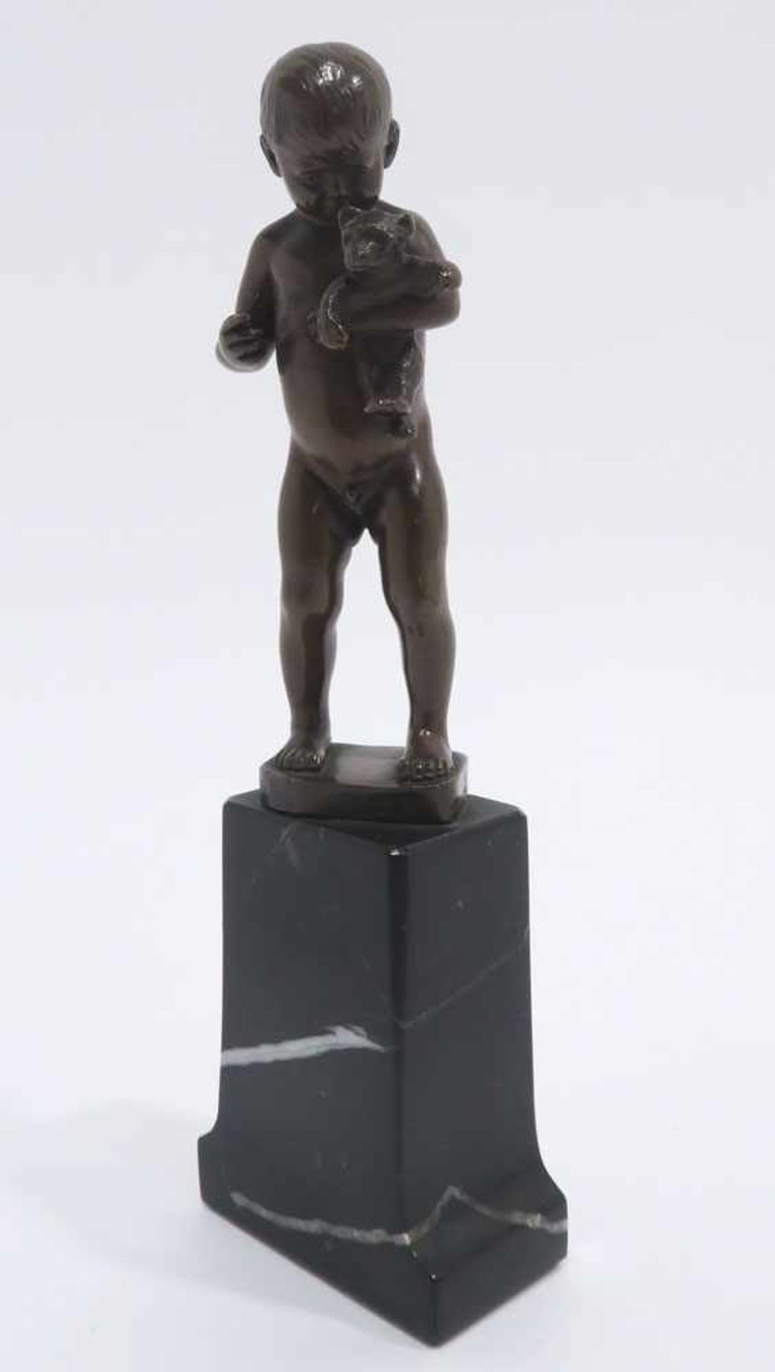 Marcuse, Rudolf1878 Berlin - 1940 LondonKnabe mit TeddybärBronze, braun patiniert. Bez. "Rudolf.