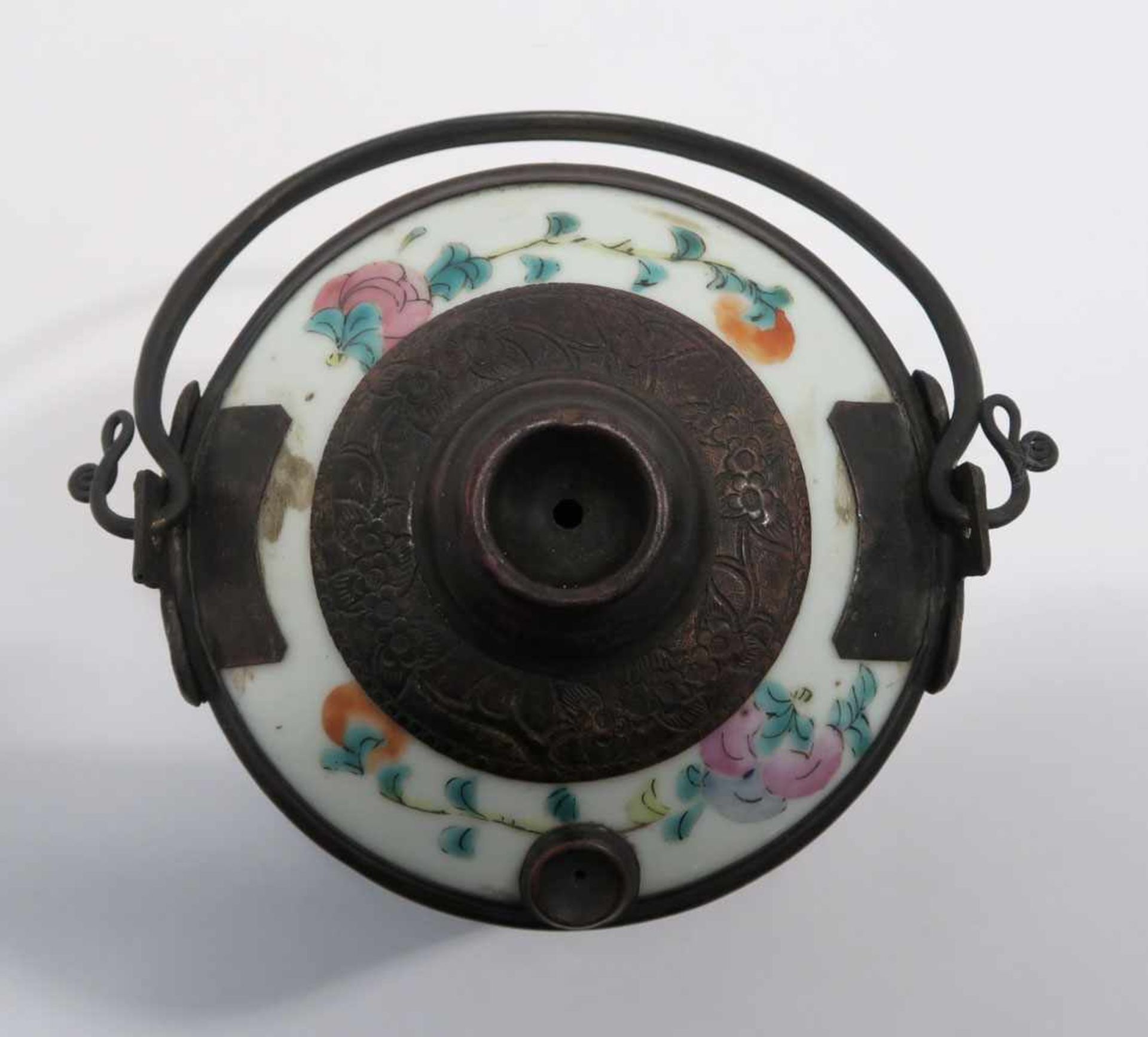 Opiumpfeife / Vase / DeckelgefäßChina. Porzellan, tlw. mit Kupfermontierung. Verschiedene bunte bzw. - Bild 7 aus 21