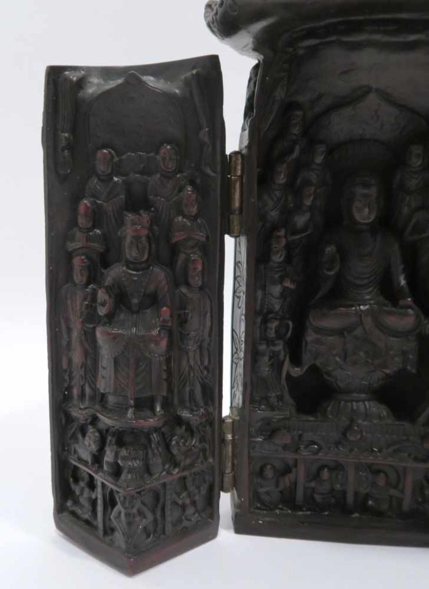 Kleiner Buddha-Schrein20. Jh. Masse, rotbraun eingefärbt. Achteckig, frontal aufklappbar. Außen - Bild 8 aus 10