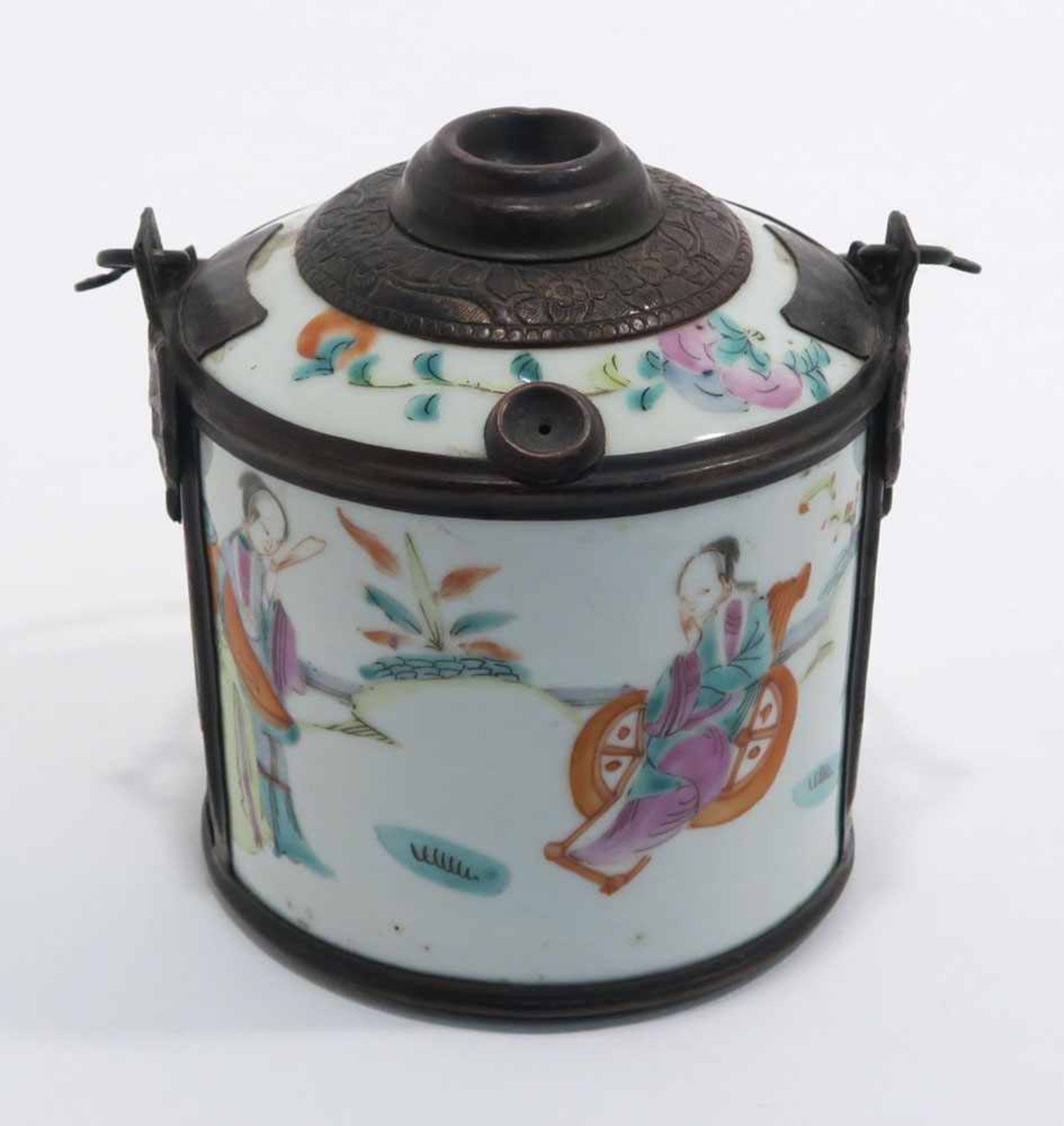 Opiumpfeife / Vase / DeckelgefäßChina. Porzellan, tlw. mit Kupfermontierung. Verschiedene bunte bzw. - Bild 6 aus 21
