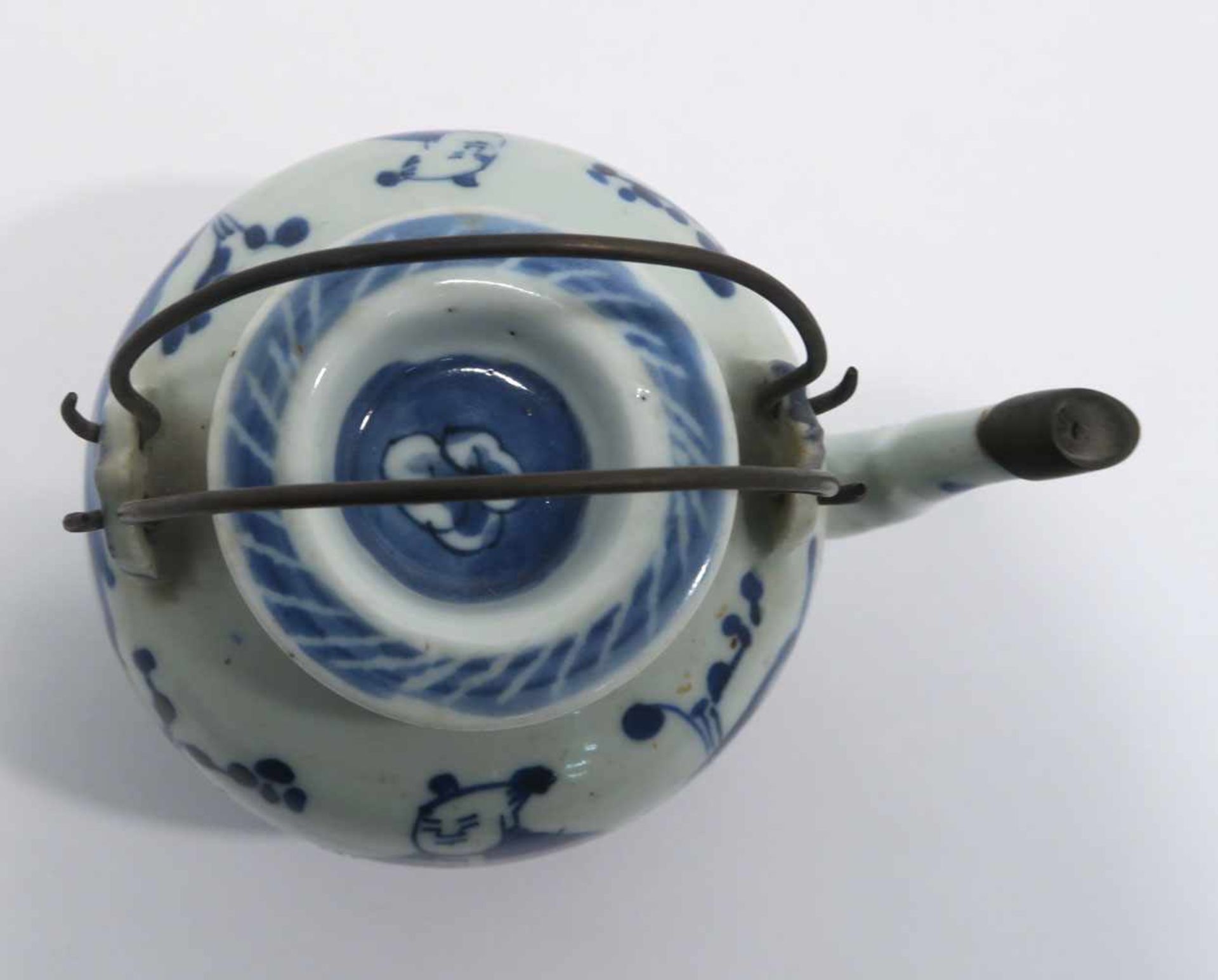 Zwei TeekannenChina. Porzellan. Floraler bzw. figürlicher Blaudekor. Metallhenkel. H. 11,5 cm bzw. - Bild 13 aus 15