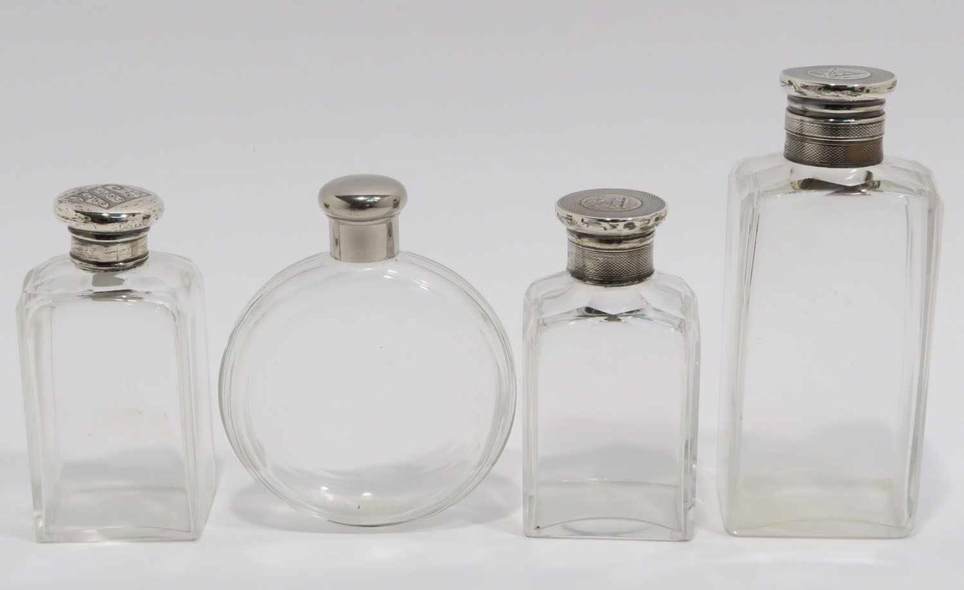 Zwei GlasflakonsLondon, 1899-1900, Charles & George Asprey. Glasflaschen, Silberverschlüsse mit