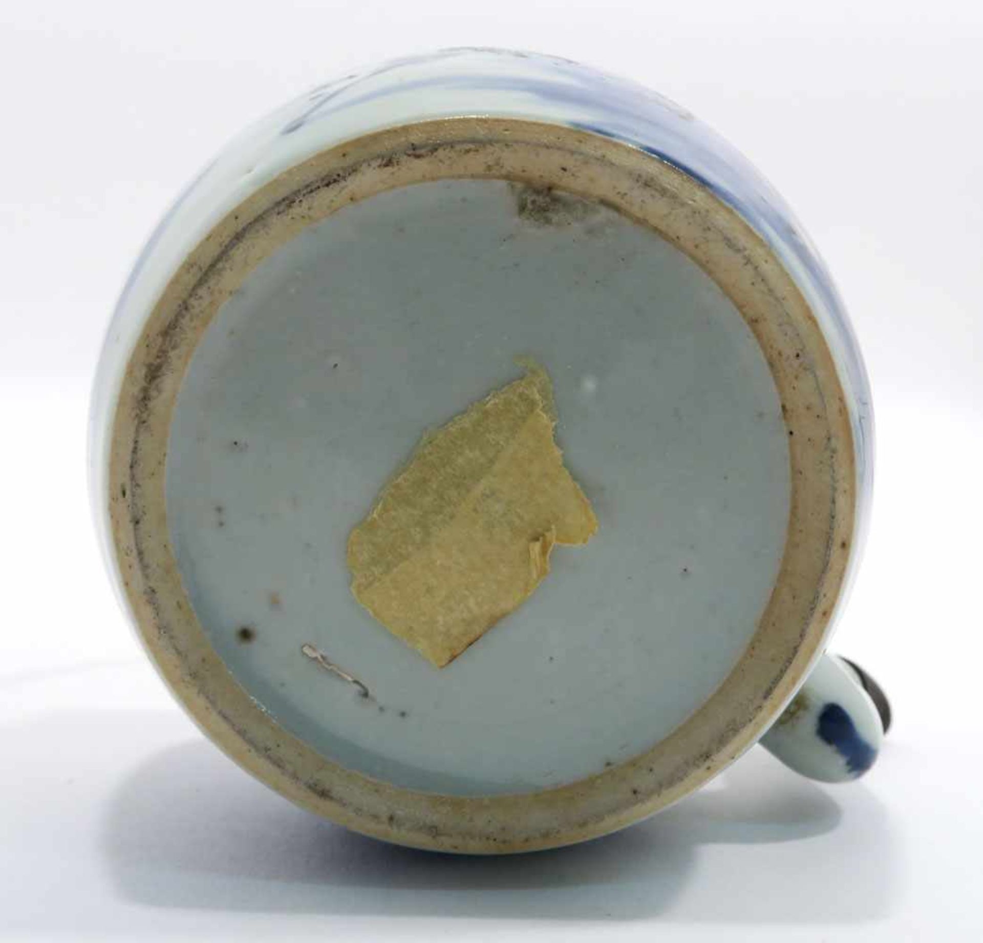 Zwei TeekannenChina. Porzellan. Floraler bzw. figürlicher Blaudekor. Metallhenkel. H. 11,5 cm bzw. - Bild 15 aus 15