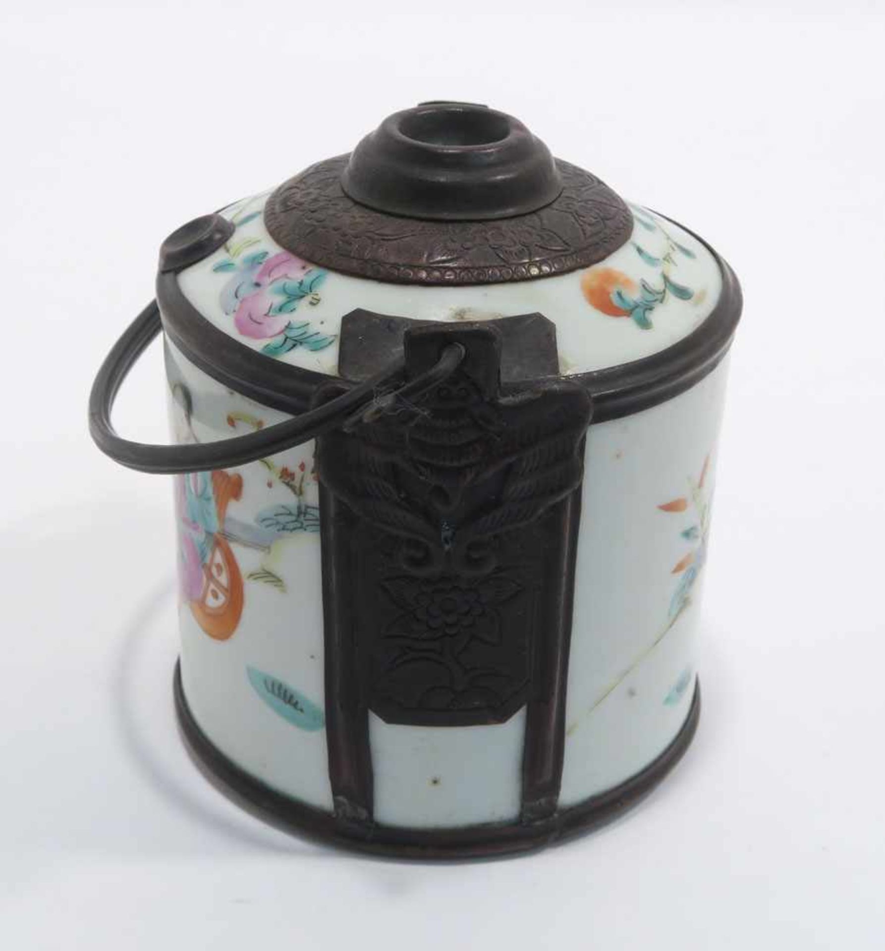 Opiumpfeife / Vase / DeckelgefäßChina. Porzellan, tlw. mit Kupfermontierung. Verschiedene bunte bzw. - Bild 3 aus 21