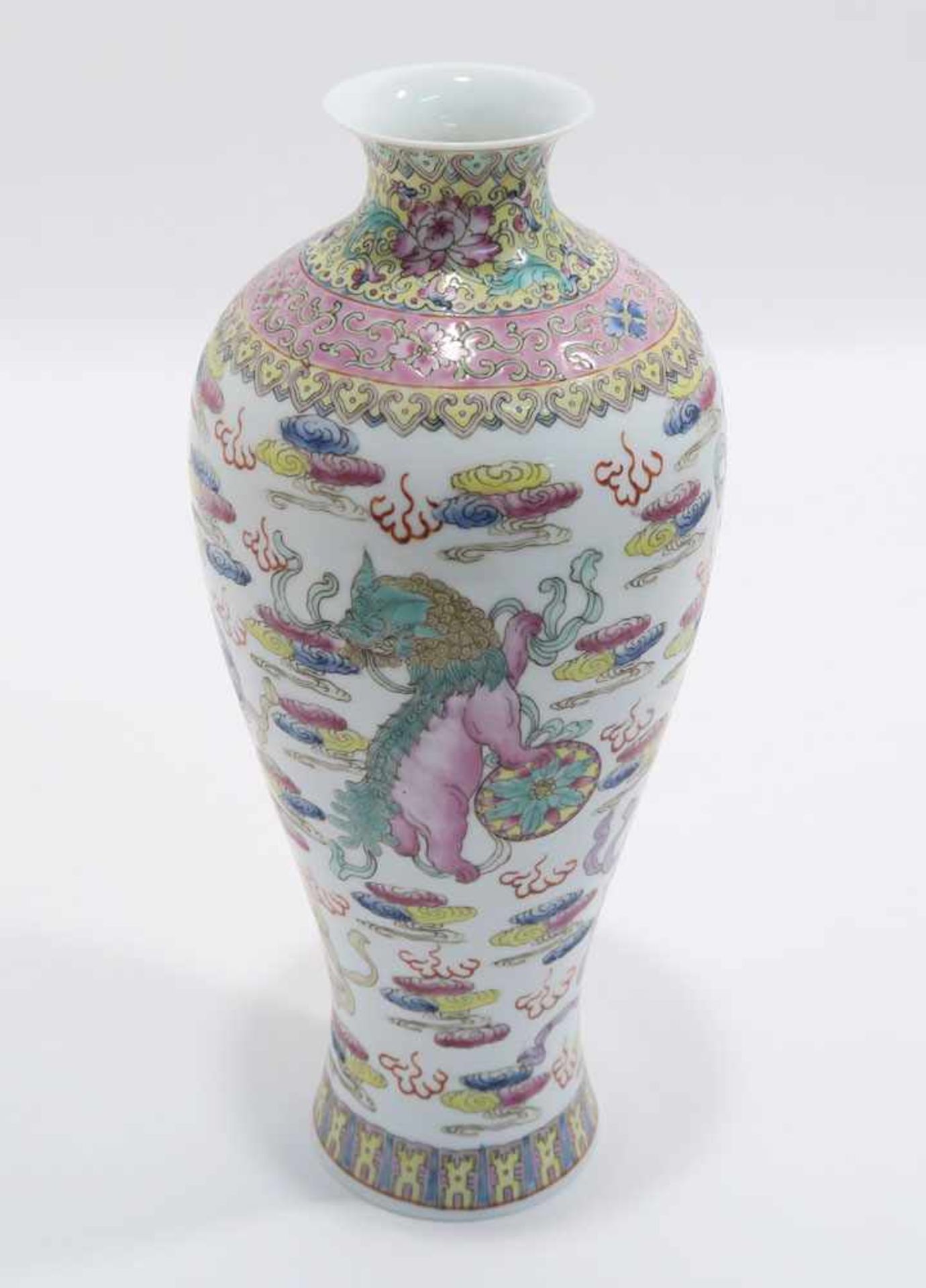Opiumpfeife / Vase / DeckelgefäßChina. Porzellan, tlw. mit Kupfermontierung. Verschiedene bunte bzw. - Bild 18 aus 21