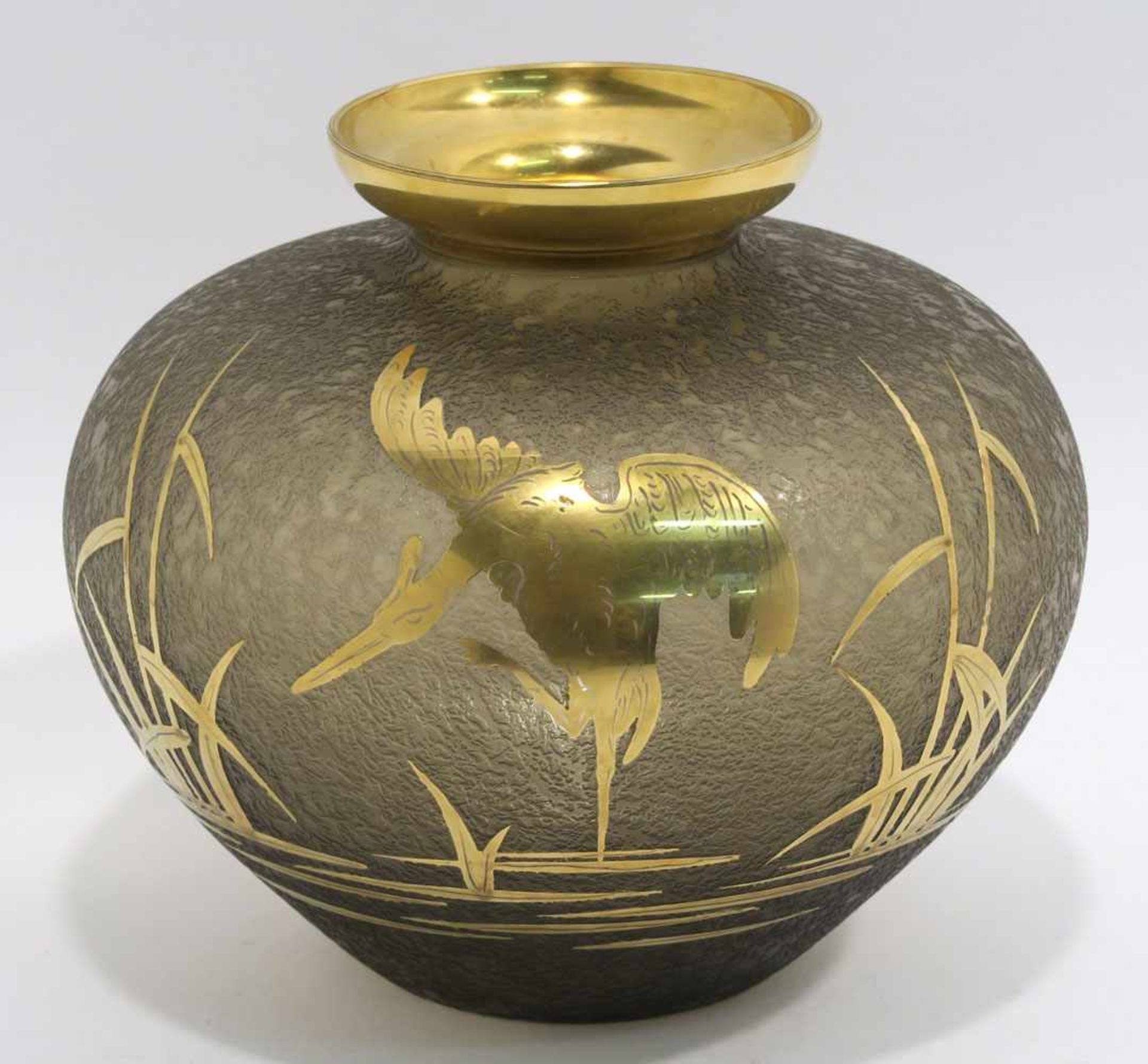 VaseRauchgraues Eisglas mit goldfarbenem Dekor: Kranich im Schilf. H. 13,5 cm.