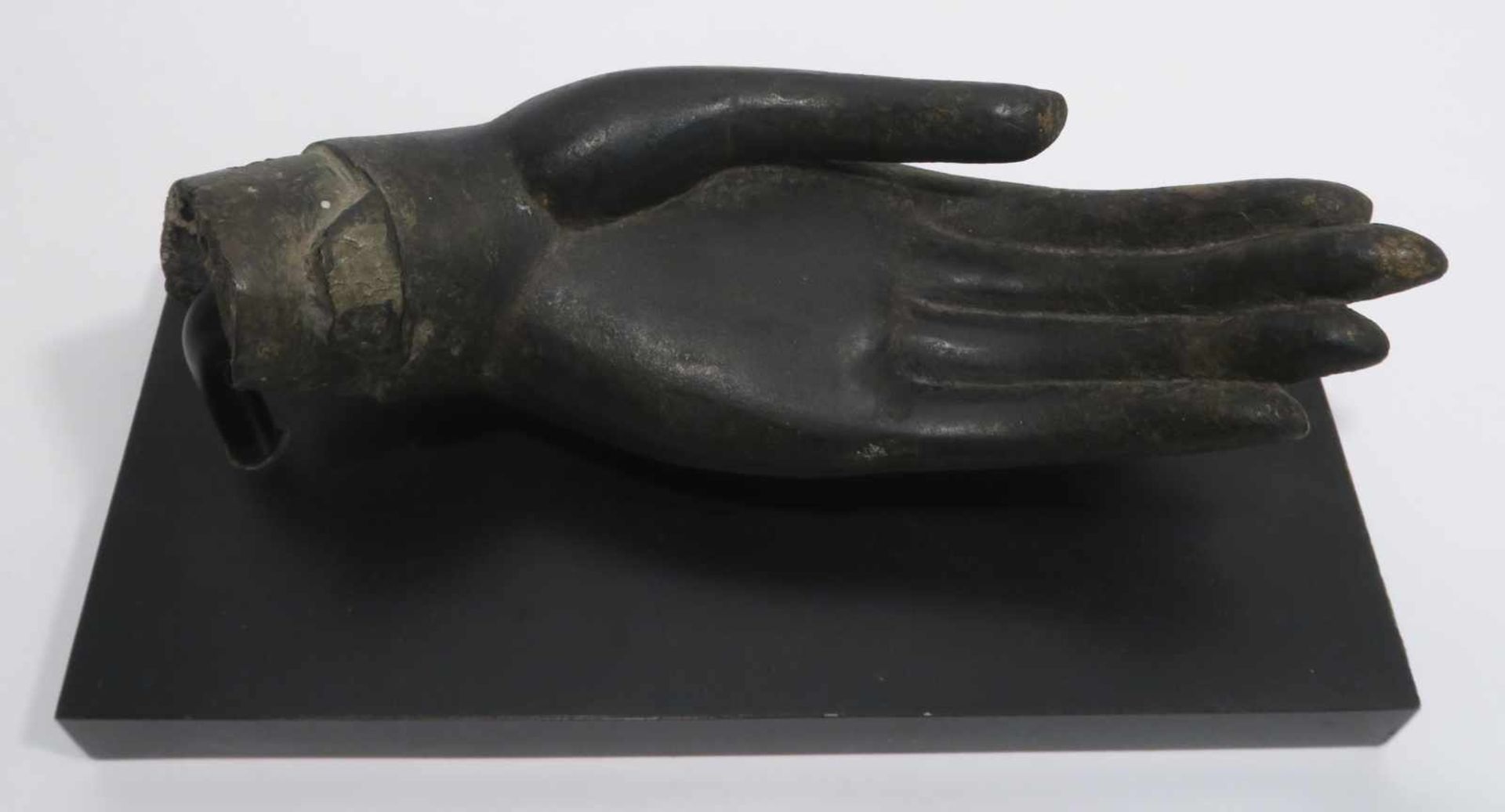 Linke Hand eines BuddhasThailand, Sukhothai-Stil. Bronze mit Tonkern. L. 21,5 cm. Holzsockel. Lt. - Bild 2 aus 5