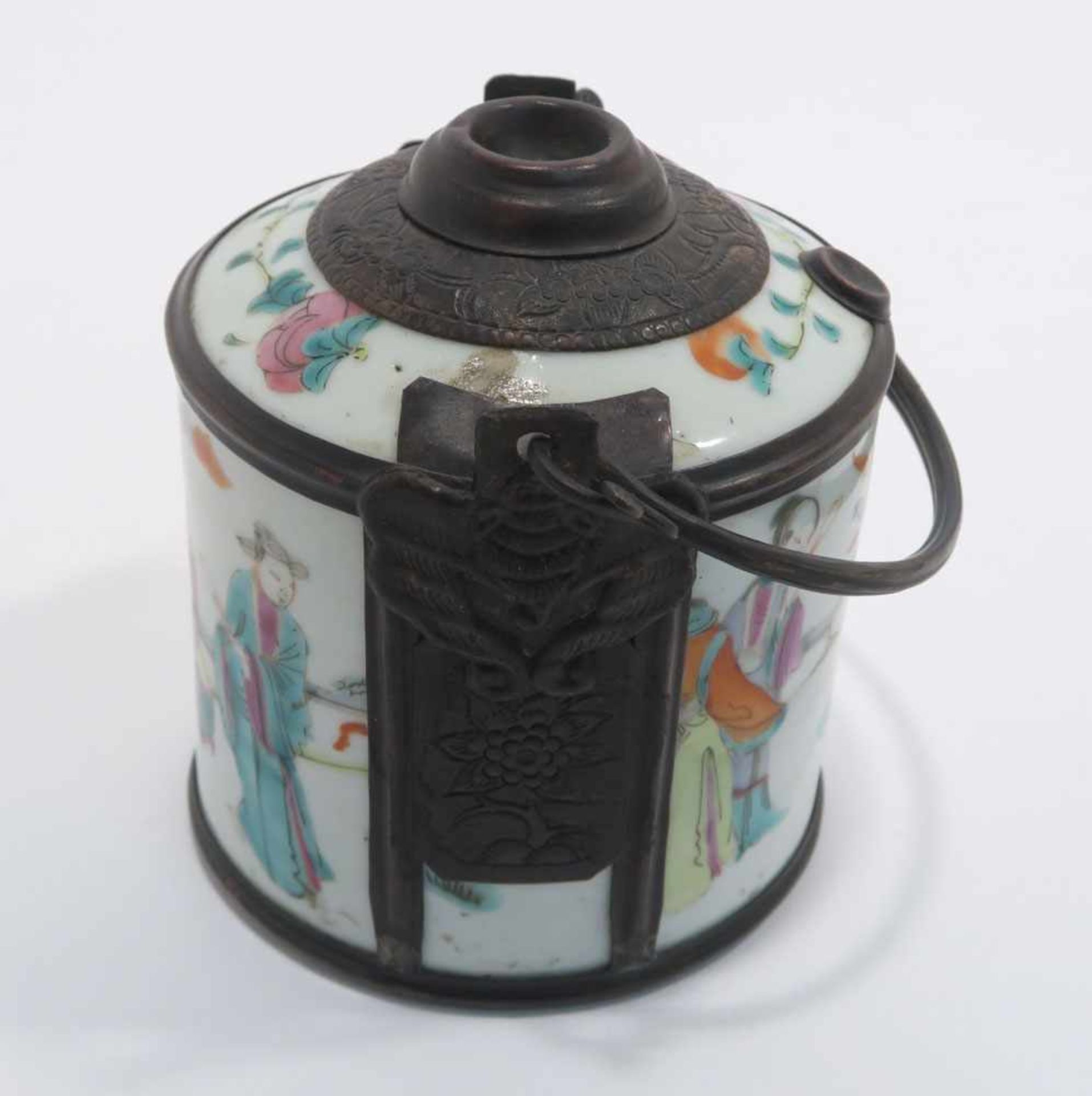 Opiumpfeife / Vase / DeckelgefäßChina. Porzellan, tlw. mit Kupfermontierung. Verschiedene bunte bzw. - Bild 5 aus 21