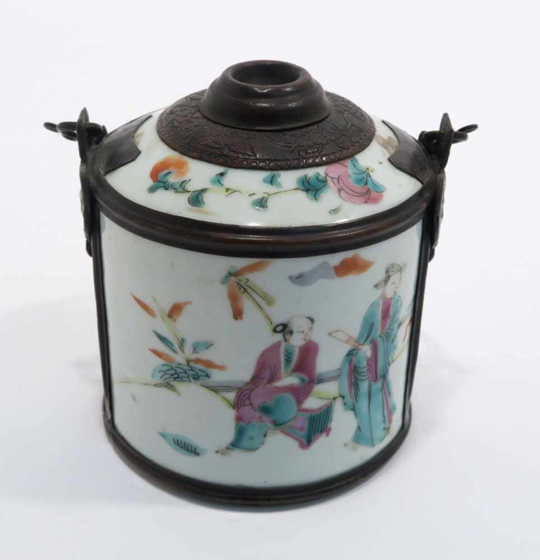 Opiumpfeife / Vase / DeckelgefäßChina. Porzellan, tlw. mit Kupfermontierung. Verschiedene bunte bzw. - Bild 4 aus 21