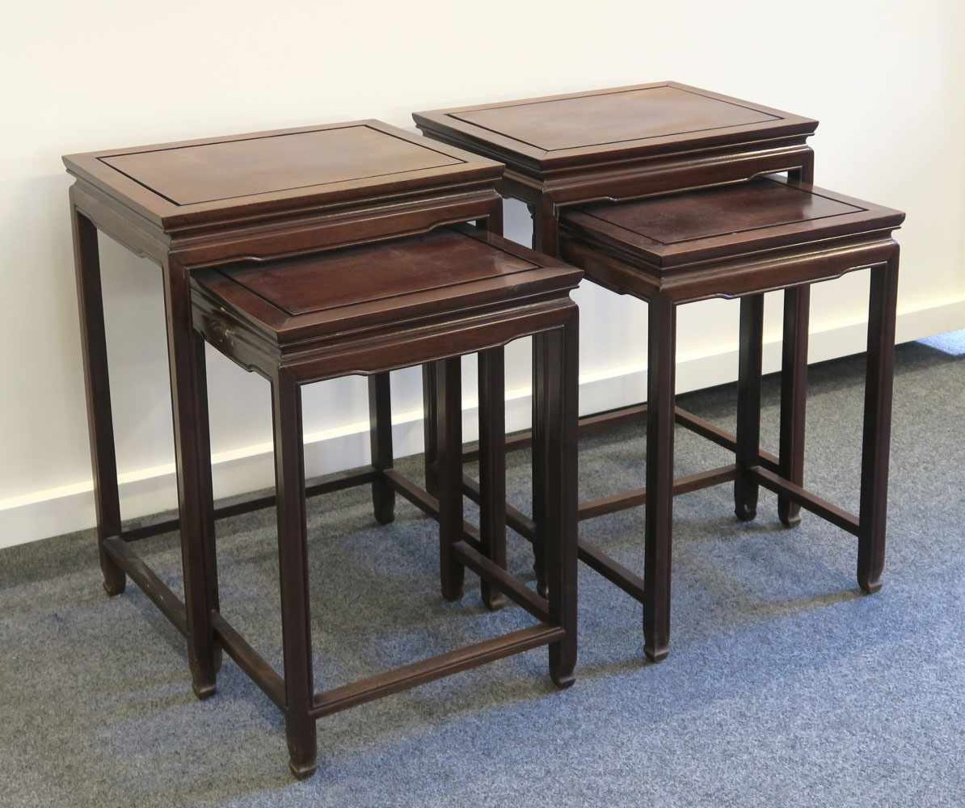 Paar SatztischeWohl China. Hartholz. Jeweils zwei ineinanderpassende Tische. H. 57 bzw. 66 cm.