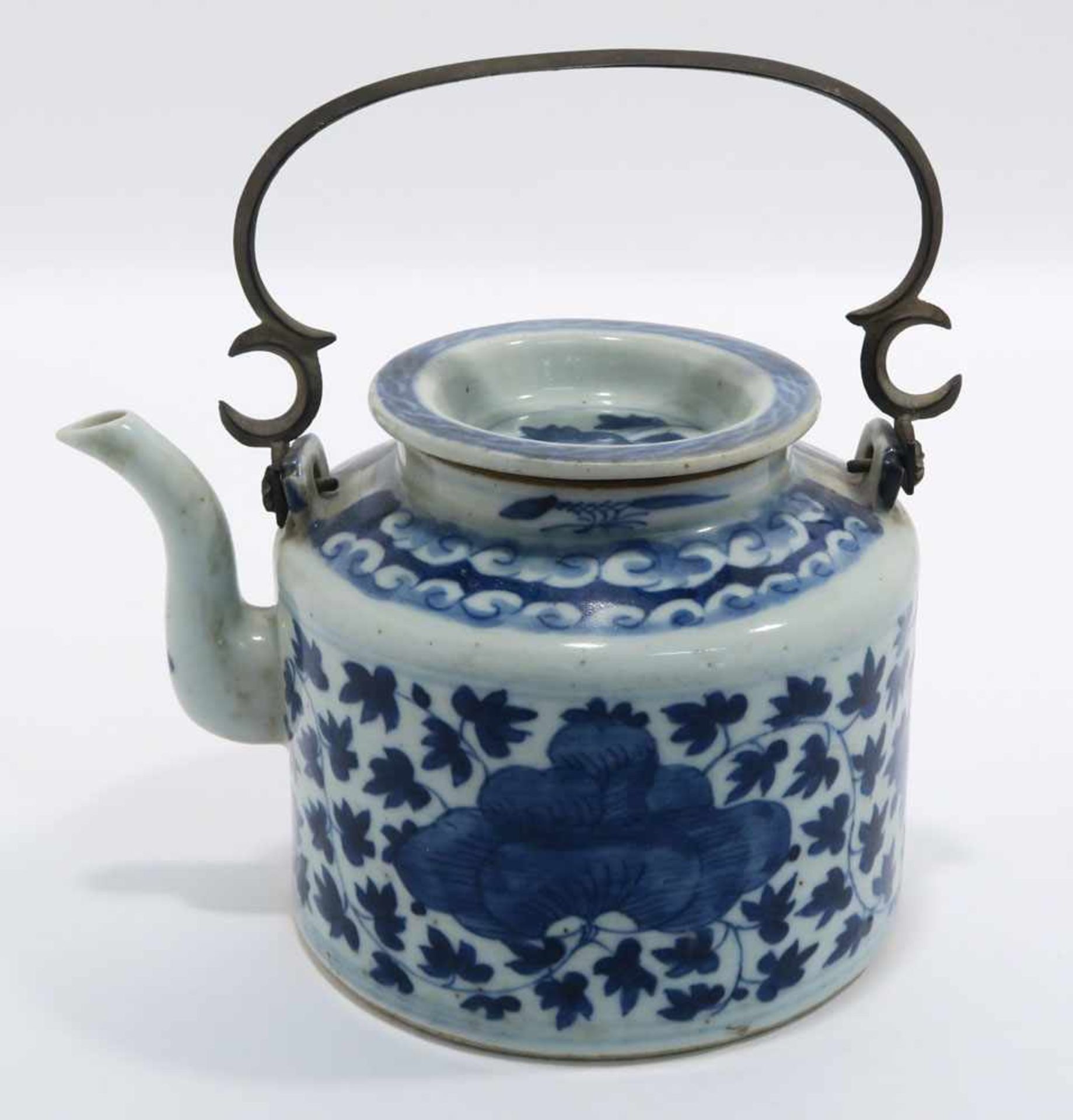 Zwei TeekannenChina. Porzellan. Floraler bzw. figürlicher Blaudekor. Metallhenkel. H. 11,5 cm bzw. - Bild 3 aus 15
