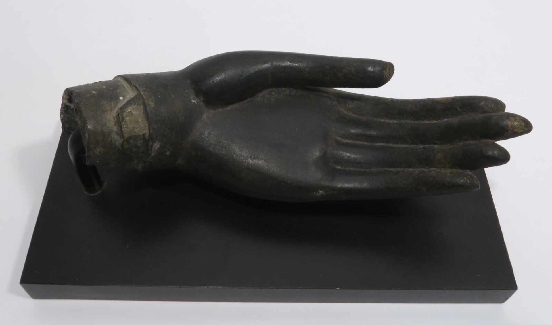 Linke Hand eines BuddhasThailand, Sukhothai-Stil. Bronze mit Tonkern. L. 21,5 cm. Holzsockel. Lt. - Bild 5 aus 5