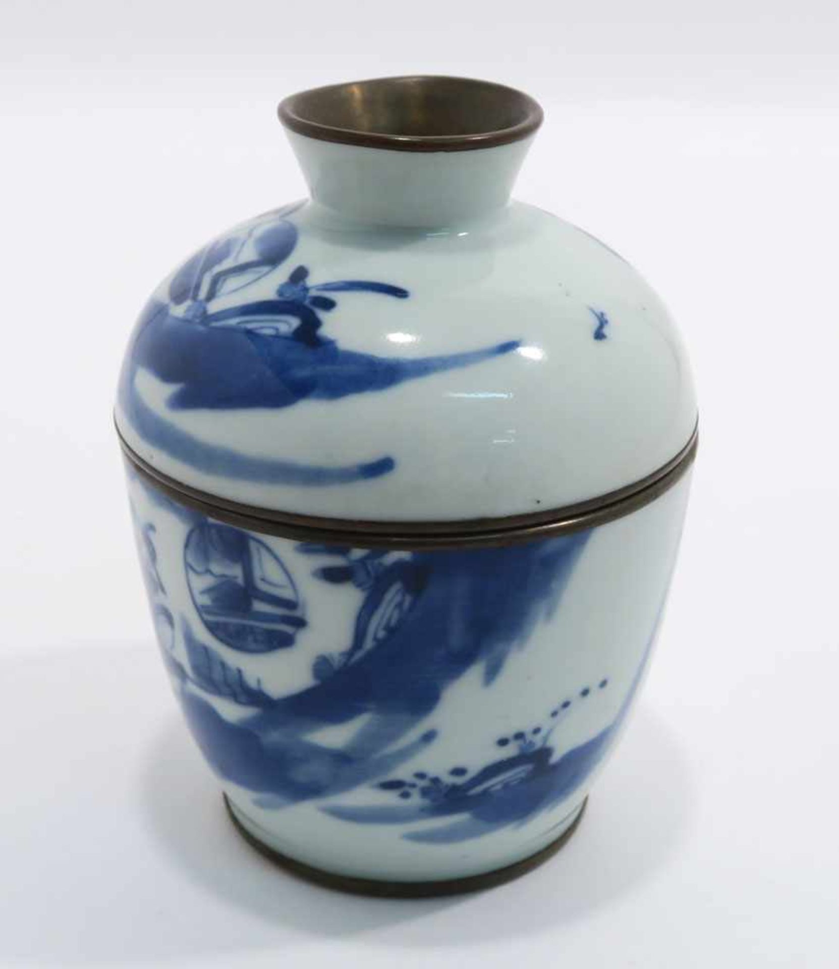 Opiumpfeife / Vase / DeckelgefäßChina. Porzellan, tlw. mit Kupfermontierung. Verschiedene bunte bzw. - Bild 9 aus 21