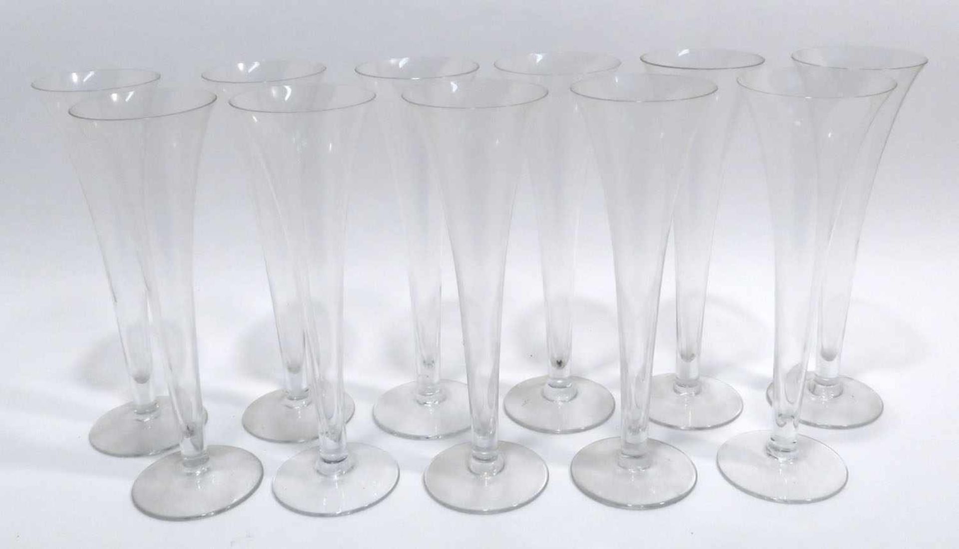 Elf SektflötenFarbloses Glas. H. 21 cm.