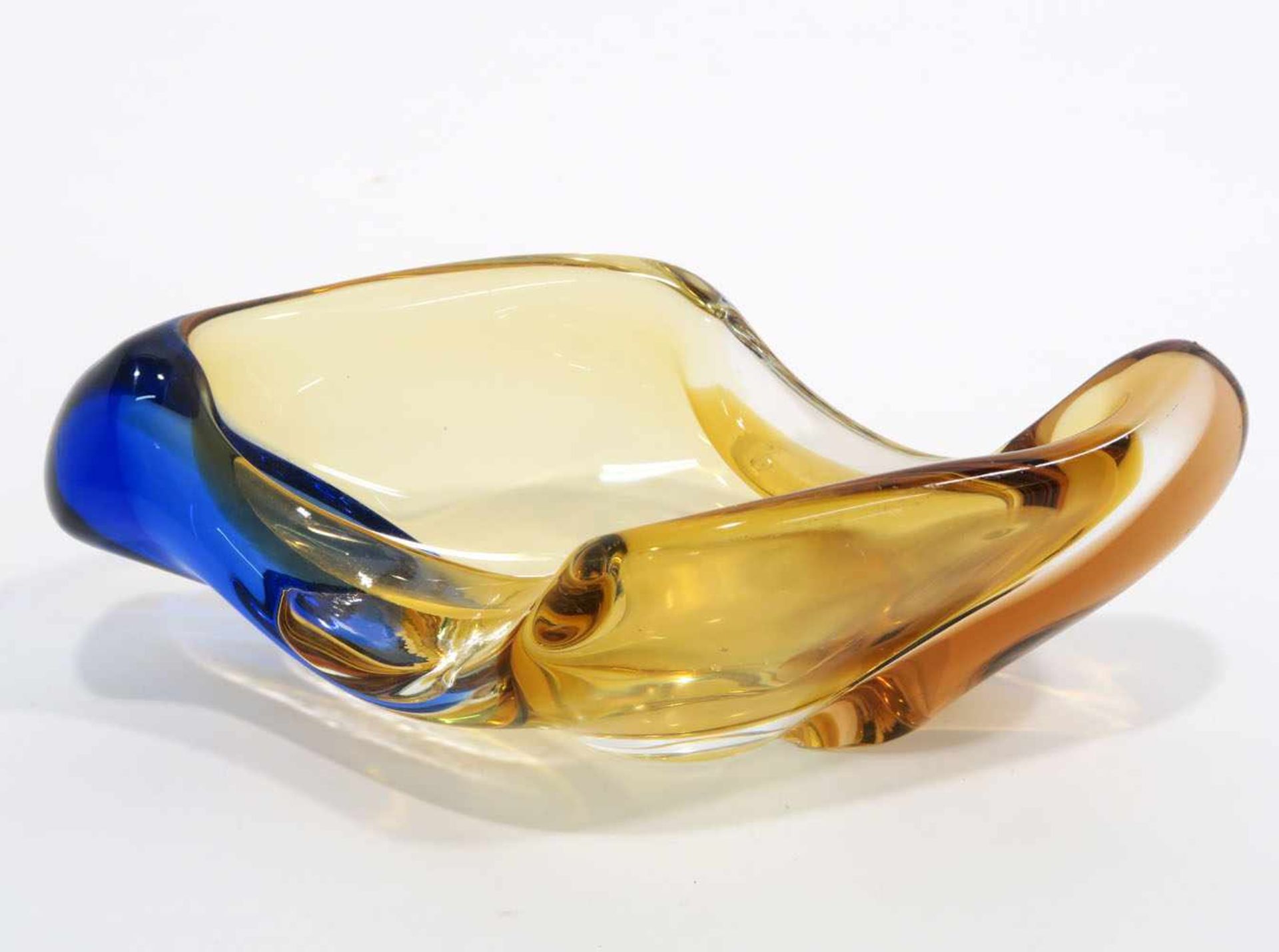 Kleine GlasschaleHonigfarbenes und blaus Glas. Geschwungene, längsovale Form mit tlw.