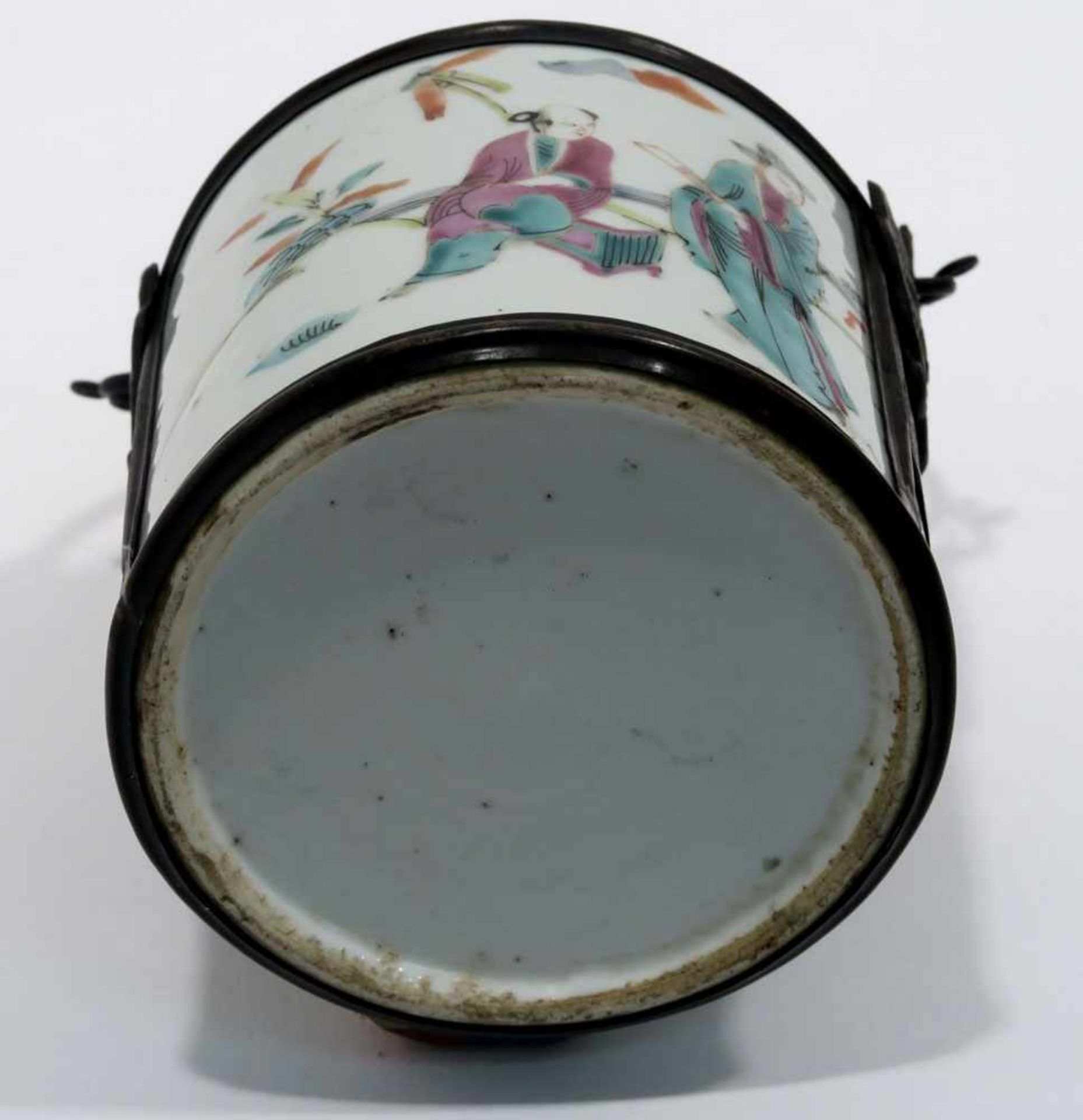 Opiumpfeife / Vase / DeckelgefäßChina. Porzellan, tlw. mit Kupfermontierung. Verschiedene bunte bzw. - Bild 14 aus 21