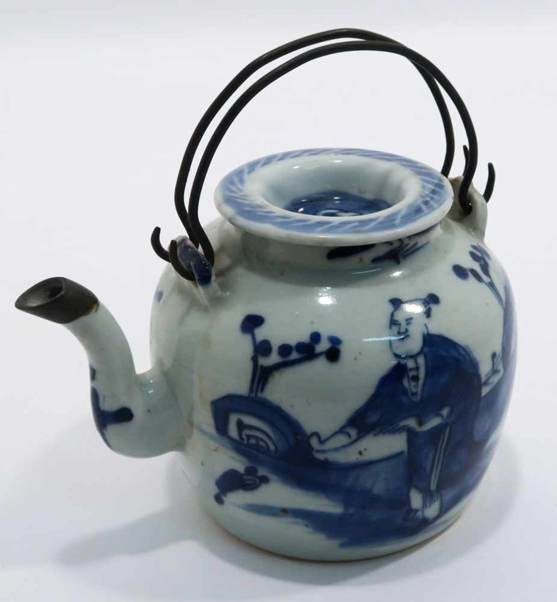 Zwei TeekannenChina. Porzellan. Floraler bzw. figürlicher Blaudekor. Metallhenkel. H. 11,5 cm bzw. - Bild 9 aus 15