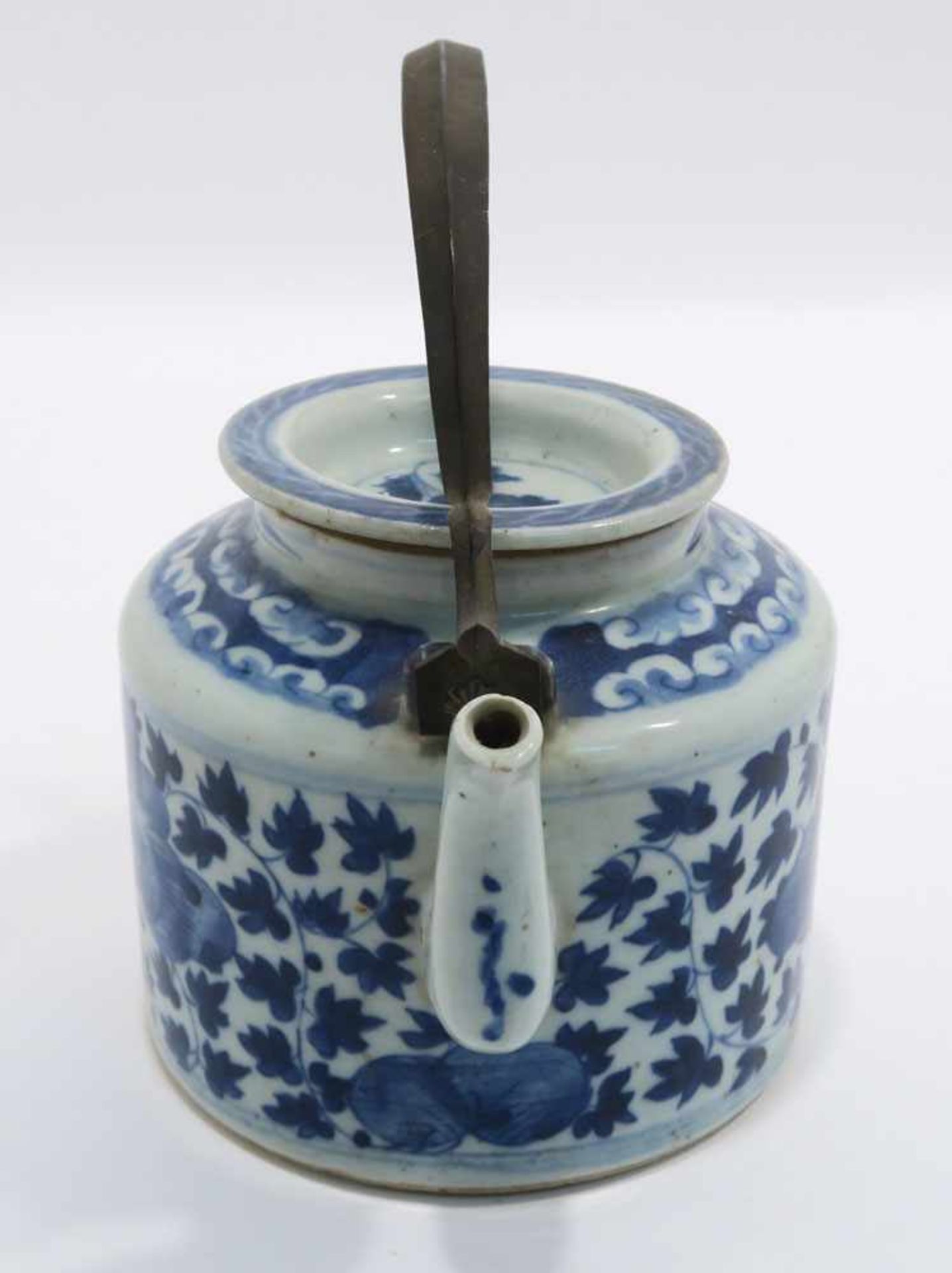 Zwei TeekannenChina. Porzellan. Floraler bzw. figürlicher Blaudekor. Metallhenkel. H. 11,5 cm bzw. - Bild 6 aus 15