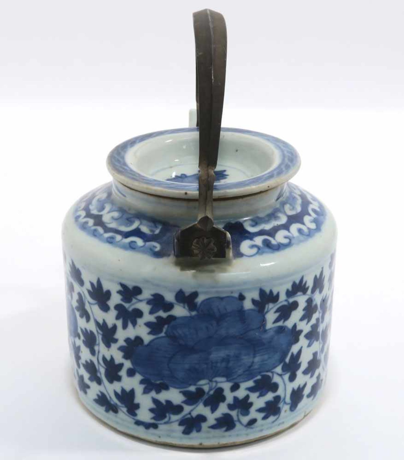 Zwei TeekannenChina. Porzellan. Floraler bzw. figürlicher Blaudekor. Metallhenkel. H. 11,5 cm bzw. - Bild 4 aus 15