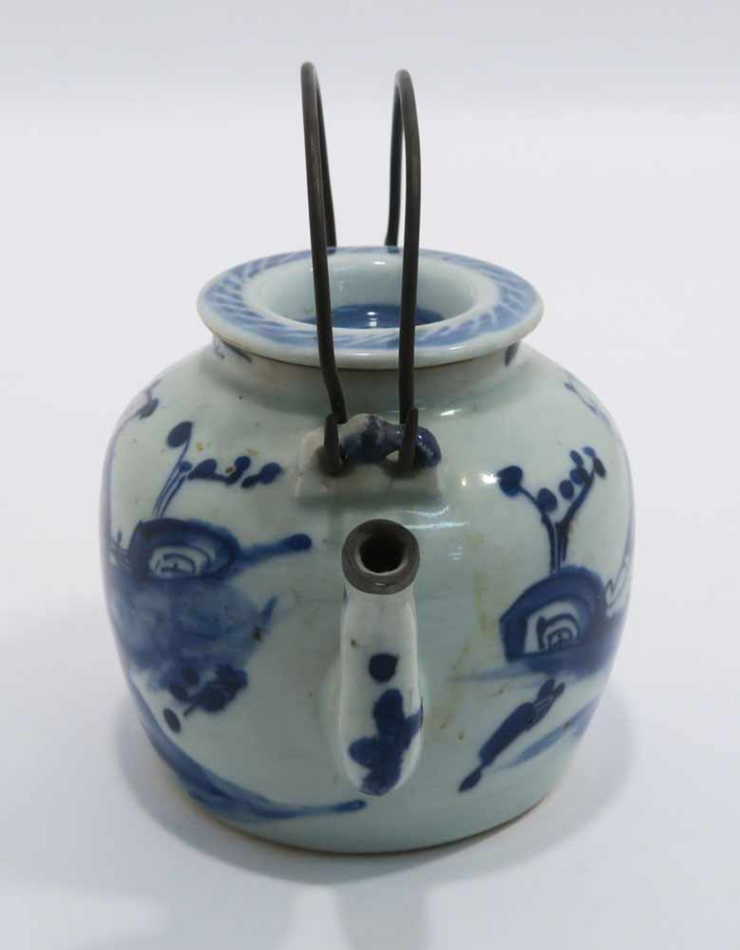 Zwei TeekannenChina. Porzellan. Floraler bzw. figürlicher Blaudekor. Metallhenkel. H. 11,5 cm bzw. - Bild 10 aus 15