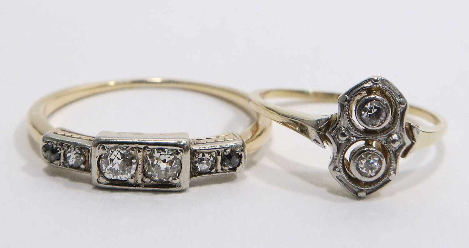 Zwei Ringe14 K GG. Mit zwei bzw. vier Kleindiamanten besetzt. Ringgröße 46 bzw. 56. Zus. 3 g
