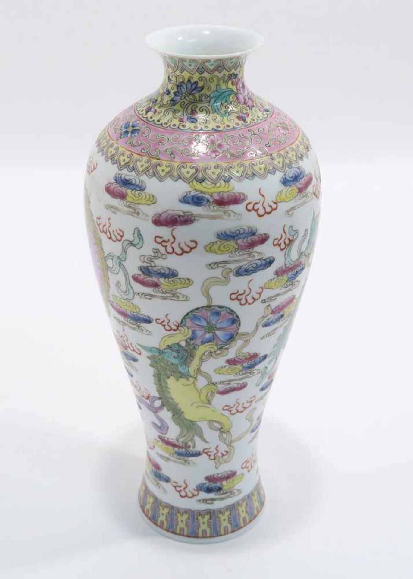 Opiumpfeife / Vase / DeckelgefäßChina. Porzellan, tlw. mit Kupfermontierung. Verschiedene bunte bzw. - Bild 17 aus 21
