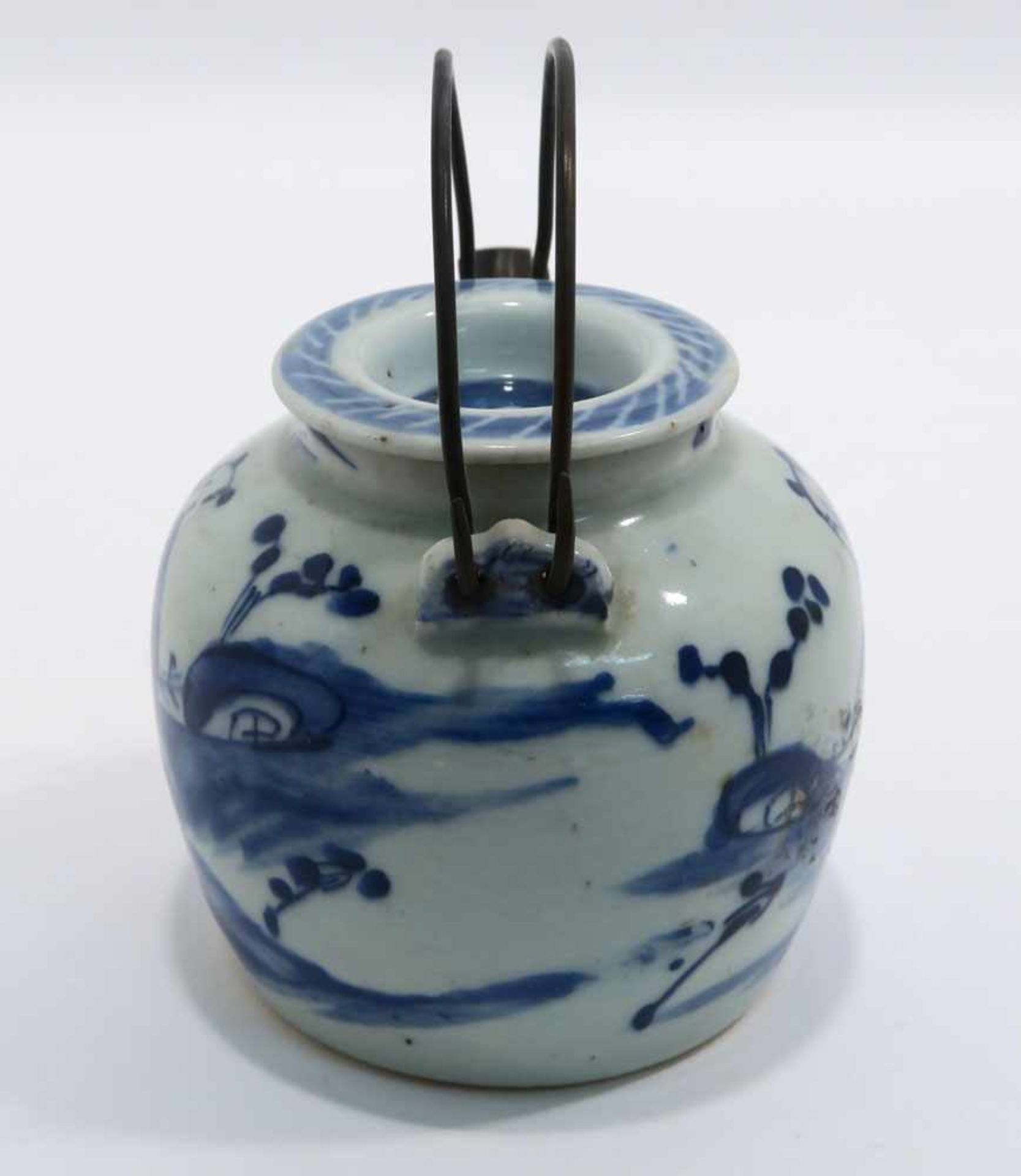 Zwei TeekannenChina. Porzellan. Floraler bzw. figürlicher Blaudekor. Metallhenkel. H. 11,5 cm bzw. - Bild 12 aus 15