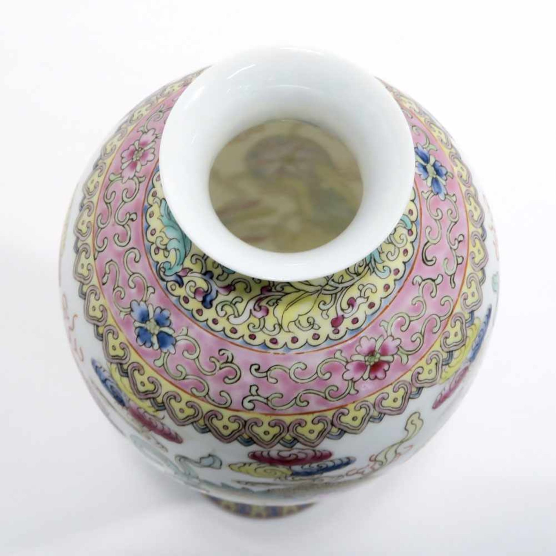 Opiumpfeife / Vase / DeckelgefäßChina. Porzellan, tlw. mit Kupfermontierung. Verschiedene bunte bzw. - Bild 19 aus 21