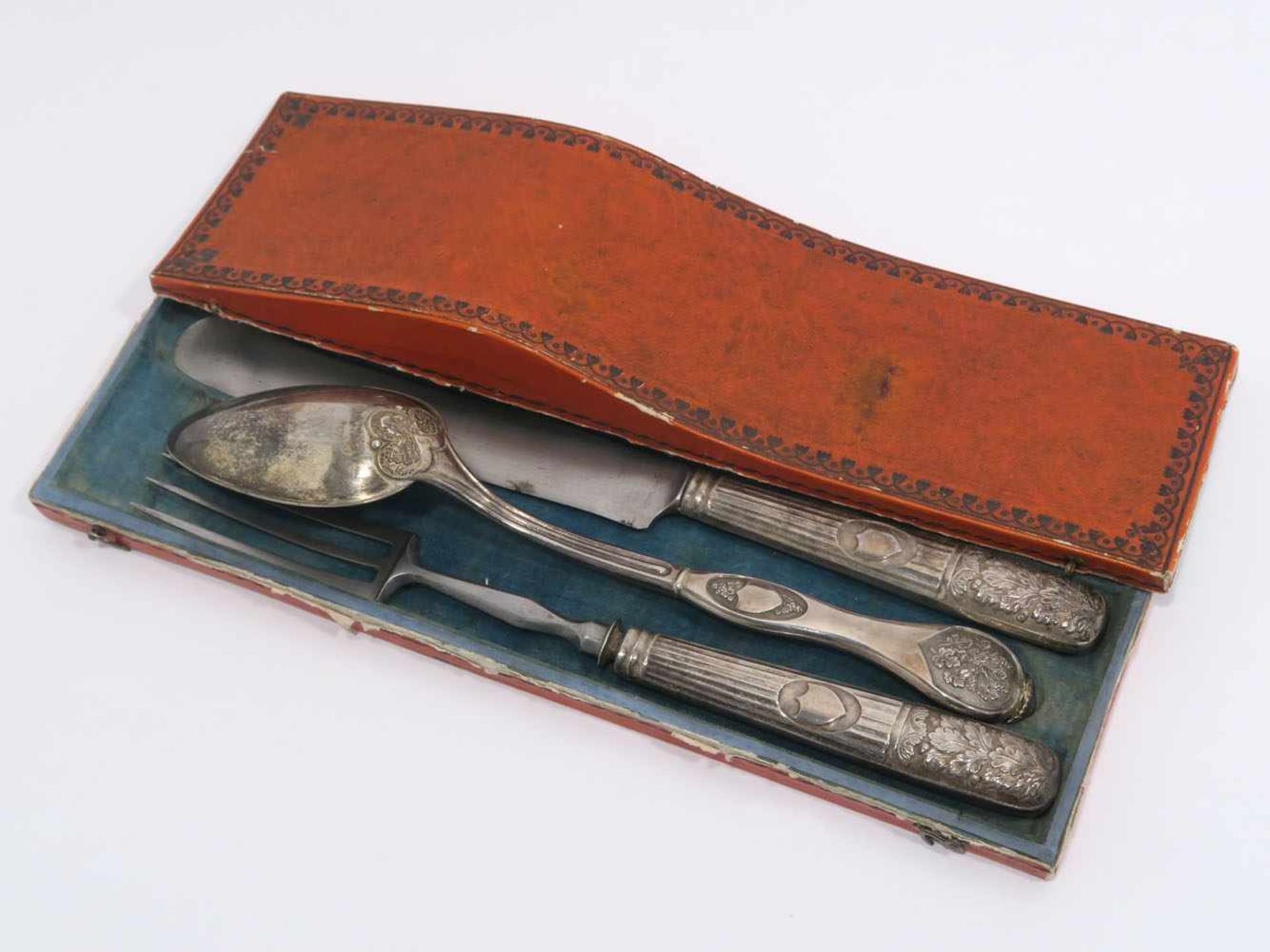 Messer, Gabel und Löffel19. Jh. Silber. Kannelierte Griffe mit Wappenkartusche und reliefiertem