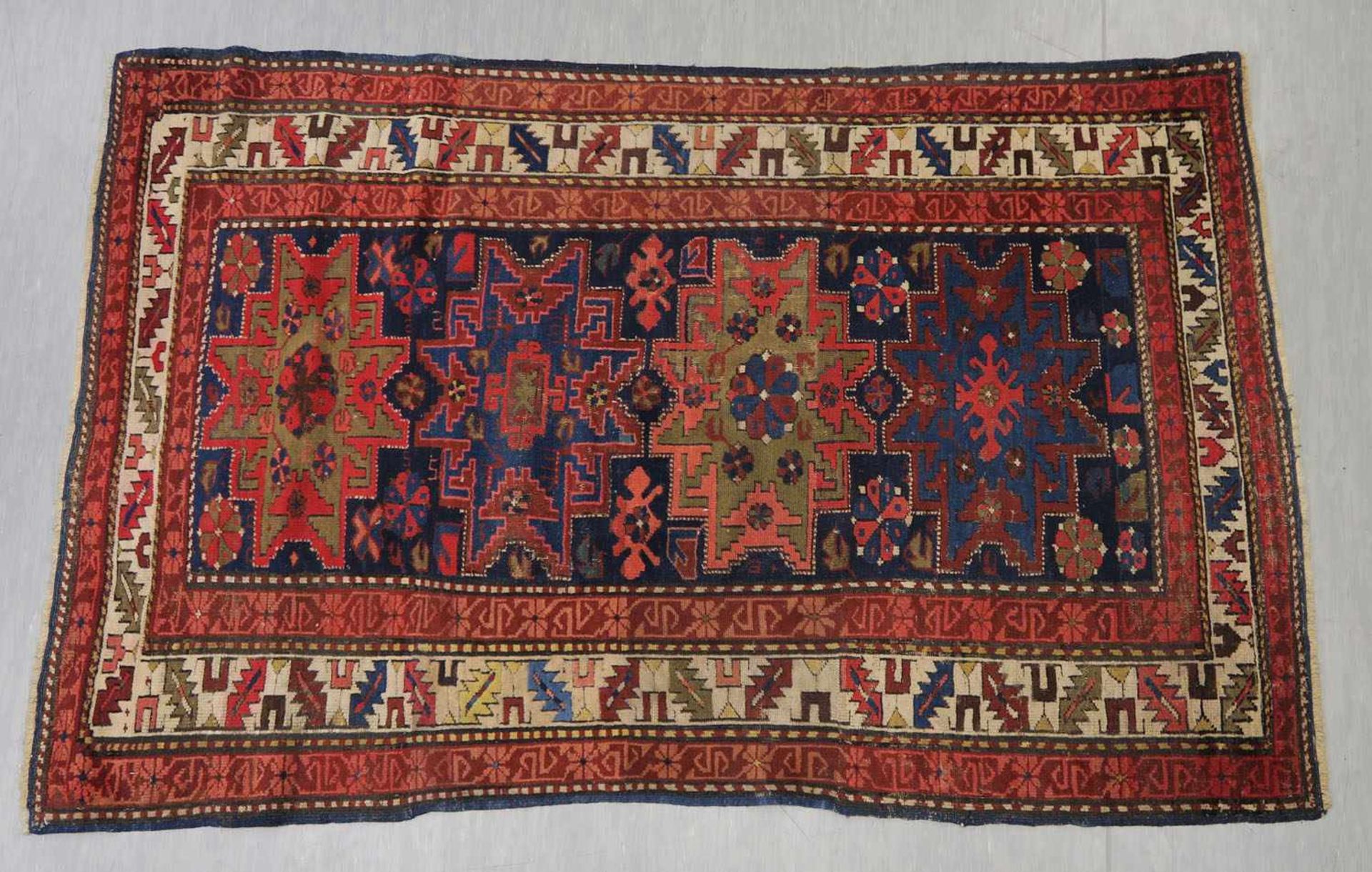 Schirwan1. Viertel 20. Jh. Rep., besch., z.T. korrodiert. 166 x 104 cm.