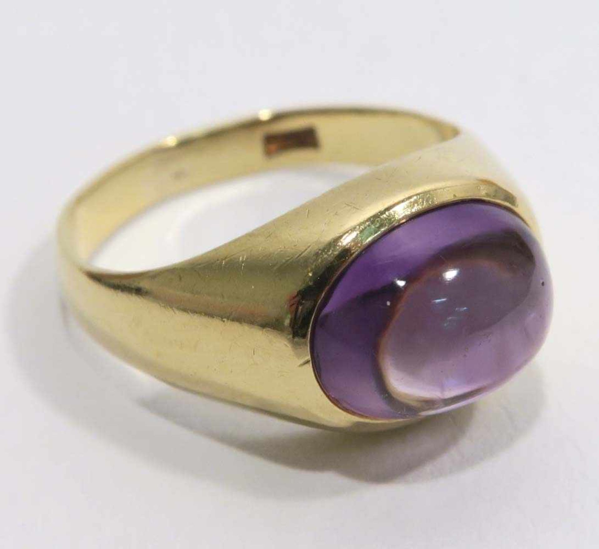 Ring18 K GG, Marke (18ct). Mit einem Amethyst-Cabochon. Ringgröße 51. 4,3 g