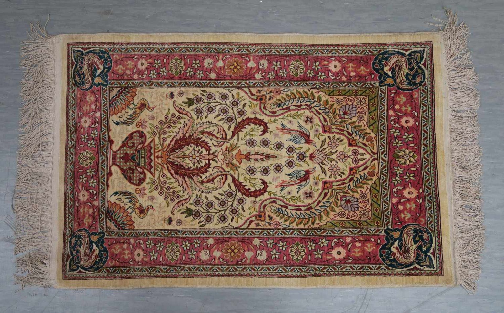 Hereke3. Drittel 20. Jh. Seide auf Seide. Min. Gebrauchsspuren. 83 x 55,5 cm.