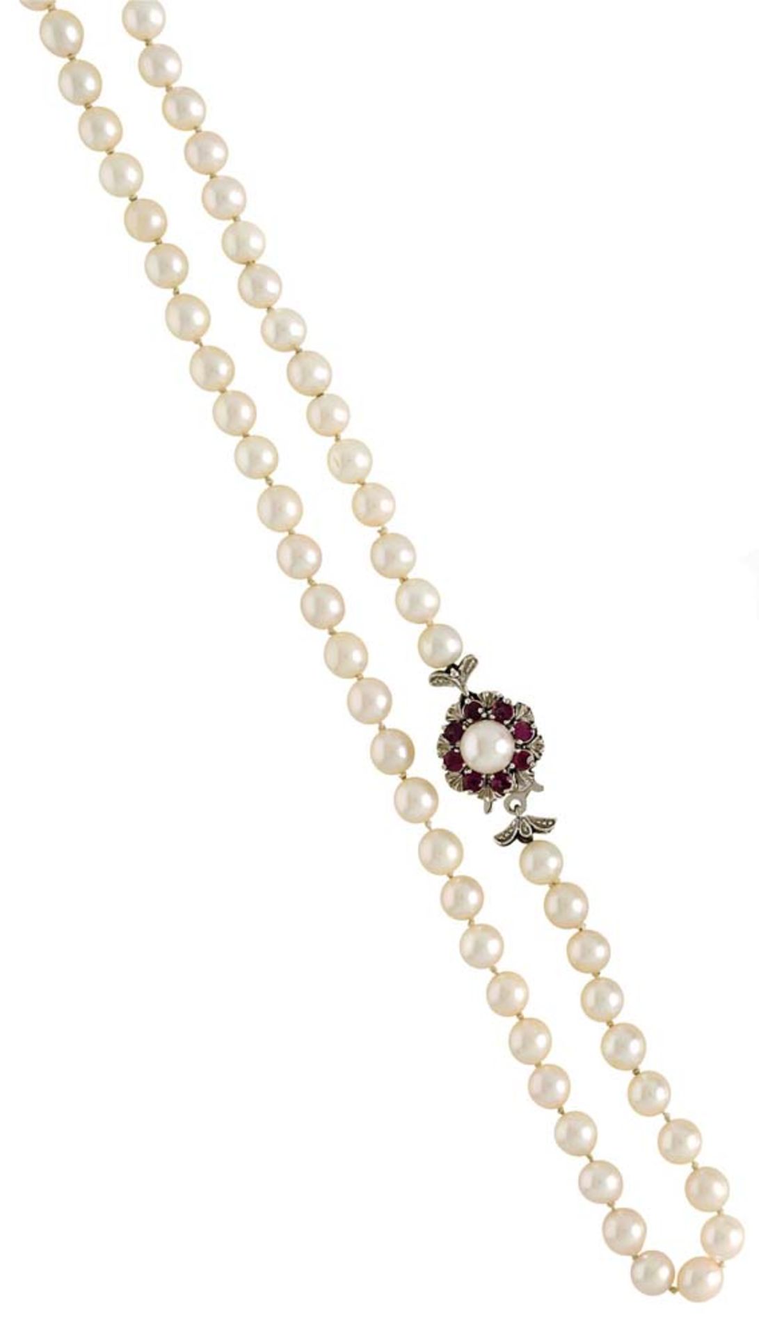 Lange Akoja-ZuchtperlenketteEinreihige Kette mit cremeweißen Perlen, Ø der Perlen ca. 6 mm.