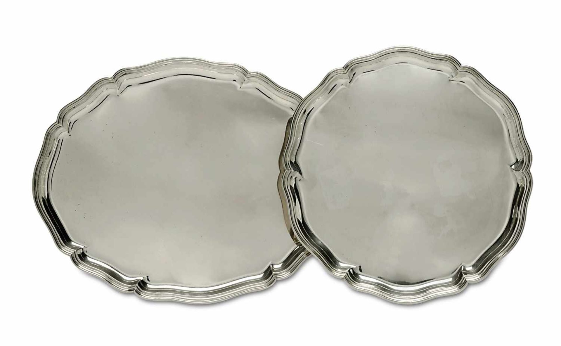 Rundes und ovales TablettDeutsch (wohl Wilkens)Silber. Profilierter geschweifter Rand bzw.