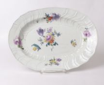 Vorlegeplatte Meissen, 18. Jh. Ovale Form mit Neuozierrelief und farbig gemaltem Blumenbouquet mit