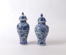 Paar kleine Deckelvasen China, Kangxi-Periode, E. 17. Jh. Balusterform mit kurzem Hals und