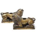 Seltenes Paar Löwen Venedig, um 1600 Auf Rechtecksockel liegend, den Kopf erhoben und die Zunge