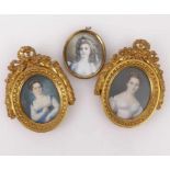 Drei Miniaturen 19. Jh. Zwei Biedermeier-Bildnisse von jungen Damen in schleifenbekränztem