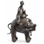 Figuraler Weihrauchbrenner Japan, wohl Meiji-Periode Stehender Elefant mit rückwärts gewandtem