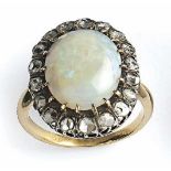 Opal-Diamant-Ring Um 1900 Glatte Schiene, ovale, gehöhte Schauseite besetzt mit einem Opalcabochon