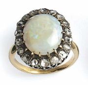 Opal-Diamant-Ring Um 1900 Glatte Schiene, ovale, gehöhte Schauseite besetzt mit einem Opalcabochon