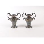 Zwei Miniatur-Vasen Frankreich, 1732-38 Balusterform mit zwei geschwungenen Henkeln;
