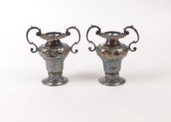 Zwei Miniatur-Vasen Frankreich, 1732-38 Balusterform mit zwei geschwungenen Henkeln;