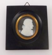 Miniaturbildnis E. 18. Jh. Fein geschnitzte Profildarstellung eines Herren auf schwarzem Grund.