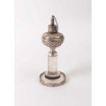 Kleine Öllampe 19. Jh. Getreppter Fuß mit zylindrischem Schaft aus farblosem Glas mit matt