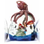 Glasskulptur "Aquarium mit aufsitzendem Tintenfisch" Murano, 20. Jh. Klares Glas mit