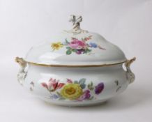 Große Deckelterrine Meissen, 19. Jh. Ovale, bauchige Form mit Muschelhandhaben, aufgewölbter