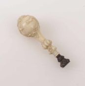 Petschaft 19. Jh. Kugeliger, floral geschnitzter Elfenbeingriff, rechteckige Siegelplatte mit