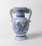 Doppelhenkelvase Bayreuth, 1728-44 Über rundem Fuß bauchiger Korpus mit hohem, ausschwingendem