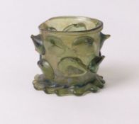 Miniatur-Nuppenbecher 15./16. Jh. Grünes Glas mit zwei Reihen versetzt angeordneter Nuppen. H. 4 cm.